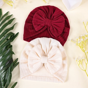 Détails des bonnets turban pour bébé avec grands nœuds et maille à chevrons douce
