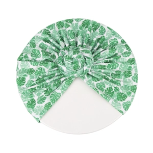 Gros plan détaillé sur l'imprimé feuille de monstera tropicale du turban blanc extensible