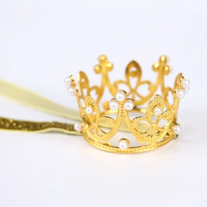 Goldenes Kronen-Stirnband für Mädchen mit filigranem Design und weißen Perlen auf Elastikband