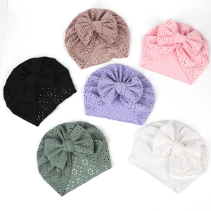 Vue détaillée de six turbans pour bébé avec motif ajouré et nœuds en plusieurs couleurs
