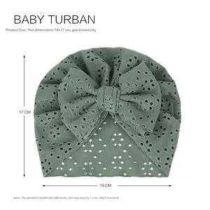Vue détaillée du turban bébé vert avec nœud et dimensions de 19x17cm indiquées