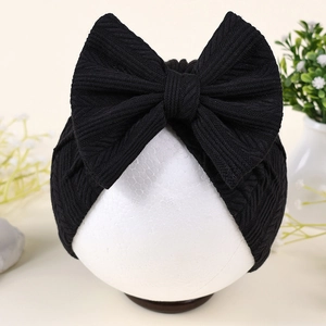 Détail du turban noir pour bébé avec un grand nœud et une maille côtelée douce