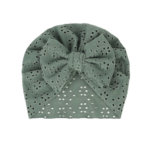 Bonnet turban respirant vert haricot pour bébé avec maille ajourée et grand nœud