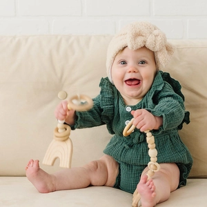 Ensemble bébé avec barboteuse verte à volants et bonnet en peluche à nœud crème
