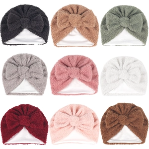 Vue détaillée de neuf coloris de bonnets en polaire teddy pour bébé avec nœud