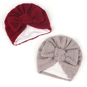Détail de bonnets en polaire pour bébé bordeaux et gris avec de grands nœuds doux