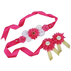 Detail of hot pink maternity sash set with chiffon flowers and Mommy To Be badges