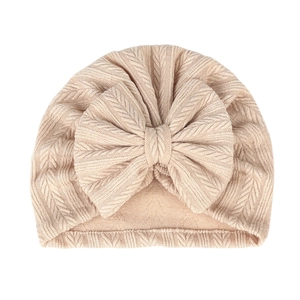 Bonnet turban bébé beige avec maille à chevrons et grand nœud pour nouveau-nés