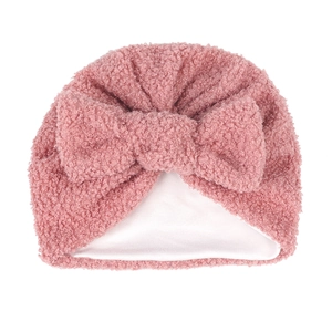 Détail du bonnet turban bébé en polaire rose avec nœud et doublure douce isolante