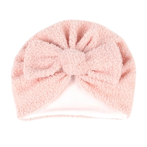 Détails du bonnet bébé en polaire rose avec un grand nœud décoratif et doublure douce
