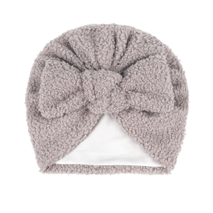 Détail du bonnet pour bébé en polaire peluche gris-mauve avec un grand nœud et doublure