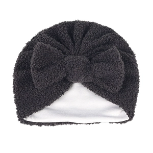 Gros plan du bonnet enfant gris foncé avec nœud et texture polaire chaude double couche