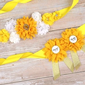 Detail of floral maternity sash with Mommy To Be and Daddy To Be badges in yellow