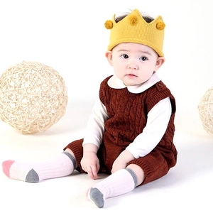 Bonnet couronne tricoté jaune vif pour bébés avec trois pompons sur le dessus