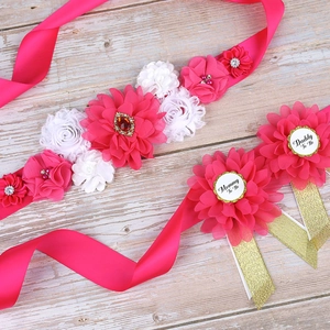 Detail view of pink maternity sash and badges set with Mommy To Be and Daddy To Be text