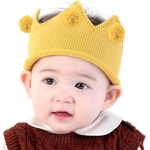 Bonnet en tricot jaune en forme de couronne avec trois pompons pour bébés et enfants