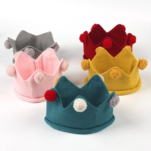 Mignons bonnets couronne tricotés pour bébés avec pompons en cinq couleurs variées