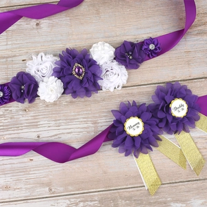 Detail of purple flower sash and badges set for Mommy To Be and Daddy To Be baby showers