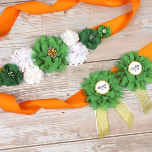 Detail of floral maternity sash set with Mommy to Be and Daddy to Be pins