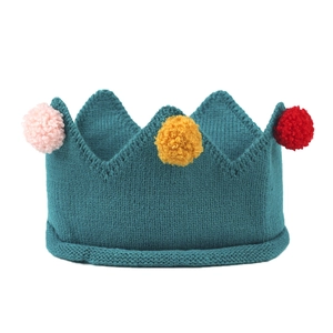 Bonnet en tricot en forme de couronne pour bébé avec trois pompons colorés
