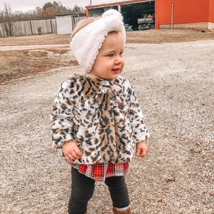 Winter Kunstpelz Leopard Mantel und weißes Teddy Fleece Stirnband für stilvolle Kleinkinder