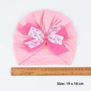 Détail du bonnet indien rose bébé, taille 19x18 cm avec grand nœud imprimé Love
