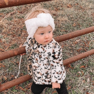 Winter-Babymantel mit Leopardenmuster aus Kunstpelz und weichem weißem Plüschstirnband
