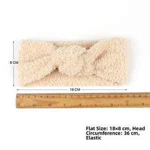 Detail eines beigen Teddy-Fleece-Stirnbands mit Maßen 18x8cm und dehnbarer Textur