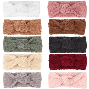 Detaillierte Flachbildaufnahme von zehn bunten Teddy-Fleece-Knoten-Stirnbändern für Kinder