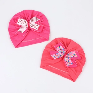Détail de bonnets turban pour bébé avec grands nœuds et motifs de cœurs