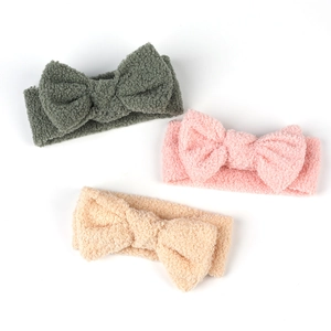 Detailansicht von Plüsch-Teddy-Stirnbändern mit Schleife für Babys in drei Winterfarben