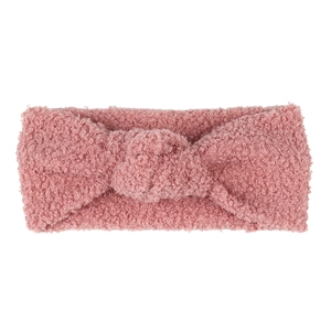 Detail der rosa Teddy-Fleece-Textur auf dem warmen verknoteten Kinder-Stirnband