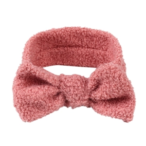 Detailansicht eines weichen rosa Sherpa-Fleece-Stirnbands mit großer Schleife für Haarpflege