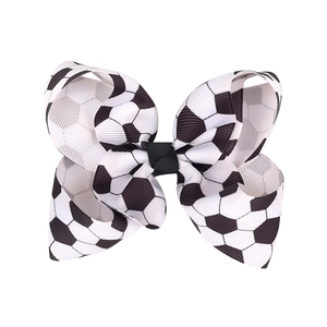 Dettaglio macro del fiocco in nastro grosgrain con motivo a pallone da calcio classico