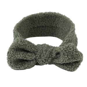 Detail eines Baby Stirnbands aus Sherpa-Fleece mit großer Schleife in Dunkelgraugrün