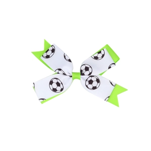 Detail der Fußball-Haarschleife aus hochwertigem Ripsband mit doppellagigem Design