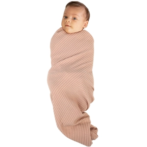 Détail de la texture côtelée douce sur la couverture bébé en rose poudré