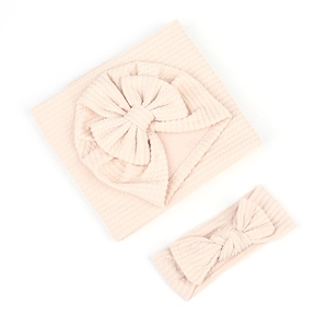 Ensemble rose pour bébé en maille gaufrée avec bonnet et bandeau ornés de nœuds doux