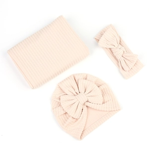 Ensemble lange pour bébé en tricot côtelé rose pâle avec bandeau et bonnet à gros nœud