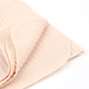 Macro d'une couverture en maille gaufrée rose clair pour bébé avec bordure cousue de qualité