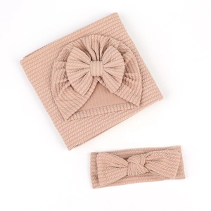 Détail du bonnet turban bébé en tricot gaufré rose et bandeau assorti avec nœud