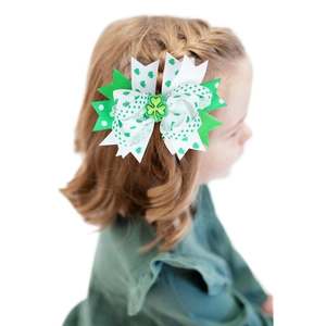 Détail d'un nœud papillon multicouche de la Saint-Patrick porté par un enfant sur blanc
