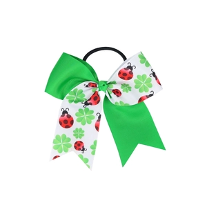 Dettaglio del fiocco per capelli di San Patrizio con motivi di trifoglio e coccinella