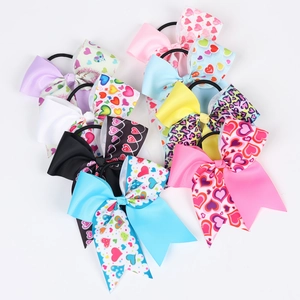 Gros plan de chouchous colorés avec nœuds à motifs de cœur et léopard pour filles