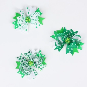 Lot de trois nœuds St. Patrick avec imprimés trèfles verts et détails en résine sur ruban
