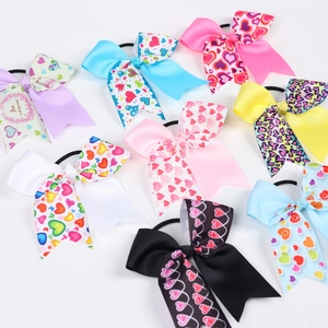 Détails de chouchous à nœuds colorés avec motifs de cœurs et imprimés léopard sur fond blanc