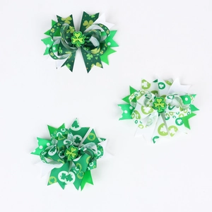 Détail de nœuds papillon multicouches pour la Saint-Patrick avec motifs de trèfles