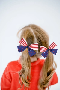 Détail de nœuds à cheveux pour la fête de l'indépendance US avec rayures et étoiles