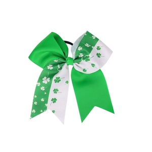 Dettaglio del fiocco per capelli di San Patrizio con motivo a trifoglio ed elastico