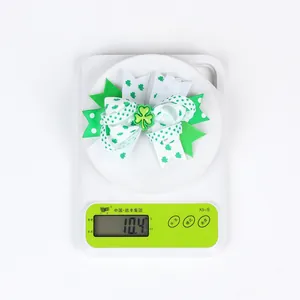 Détail du nœud papillon multicouche de la Saint-Patrick posé sur une balance blanche